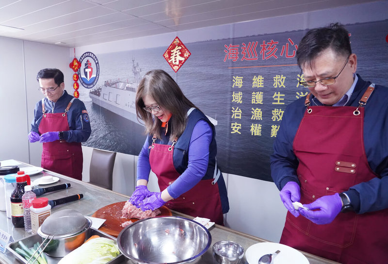 春節除夕圍爐將至，海委會主委管碧玲（中）率海巡署長張忠龍（左）、艦隊分署長黃宣凱（右）登上長濱艦，為年節期間仍需值勤人員準備年菜。（海委會提供）中央社記者洪學廣傳真　115年2月14日