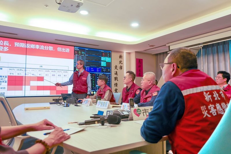 新北市長侯友宜14日前往市府交通局「交通戰情室」視察，要求與交通部高速公路局保持24小時聯繫，隨時匝道儀控以疏導避免地區交通堵塞。（新北市新聞局提供）中央社記者黃旭昇新北傳真  115年2月14日