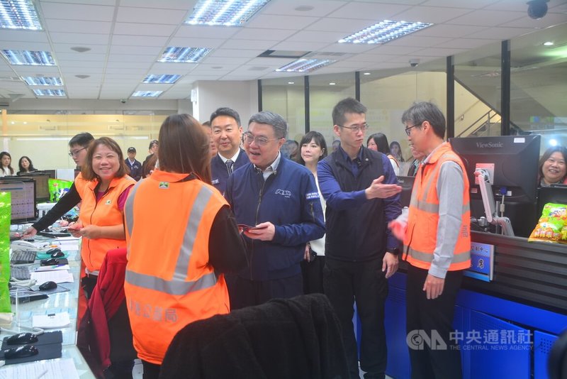 行政院長卓榮泰（前左2）14日視察春節國道疏運作業，慰問交通部高速公路局北區交通控制中心值勤人員，並發送福袋。中央社記者黃旭昇新北市攝　115年2月14日