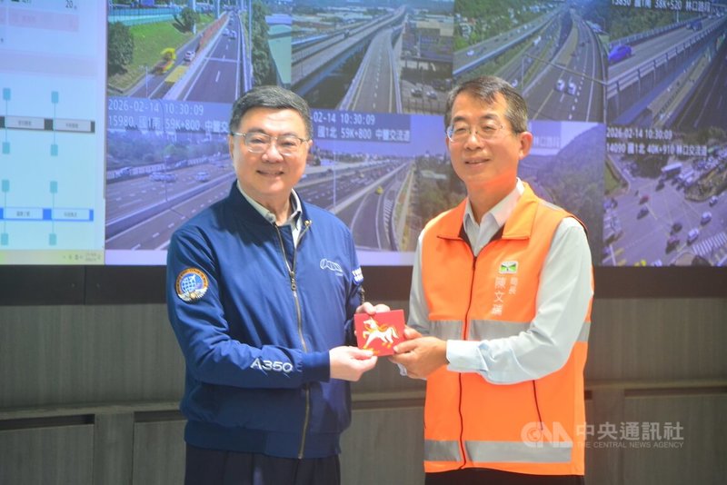 行政院長卓榮泰（左）14日前往交通部高速公路局視察春節交通疏運情況，發送福袋慰問交控中心值勤人員辛勞，並與高公局長陳文瑞（右）合影。中央社記者黃旭昇新北市攝　115年2月14日