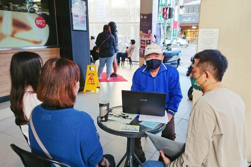 全國各鄉鎮市調解委員會提供免費、便利且具法律效力的調解服務，協助民眾進入訴訟前化解糾紛。圖為調解委員郭正吉（戴帽者）接受當事人請求，於開放空間進行調解。（法務部提供）中央社記者劉世怡傳真　115年2月14日