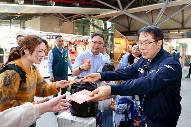 農曆春節連假展開，台南市長黃偉哲（右）14日視察高鐵台南站旅運，向返鄉遊子和旅客發送春聯和紅包。（台南市政府提供）中央社記者張榮祥台南傳真　115年2月14日