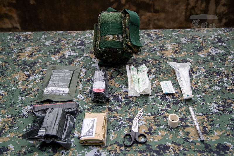 國軍單兵戰傷急救包內所配賦的器材，涵蓋止血、包紮、呼吸道維持與保暖等基本需求。（軍聞社提供）中央社記者吳書緯傳真　115年2月14日