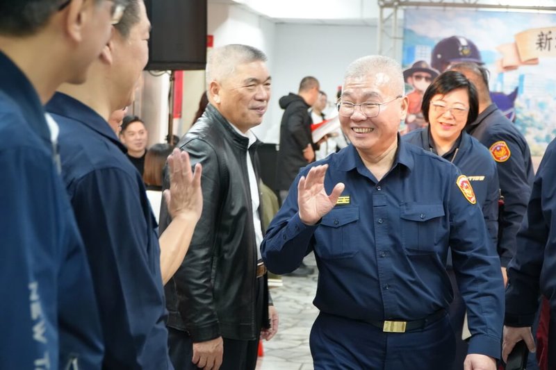 新北市警察局婦幼、交通、保安等單位留守警力14日圍爐，市警局長方仰寧（前右）慰問員警辛勞。（新北市警局保安大隊提供）中央社記者黃旭昇新北傳真  115年2月14日