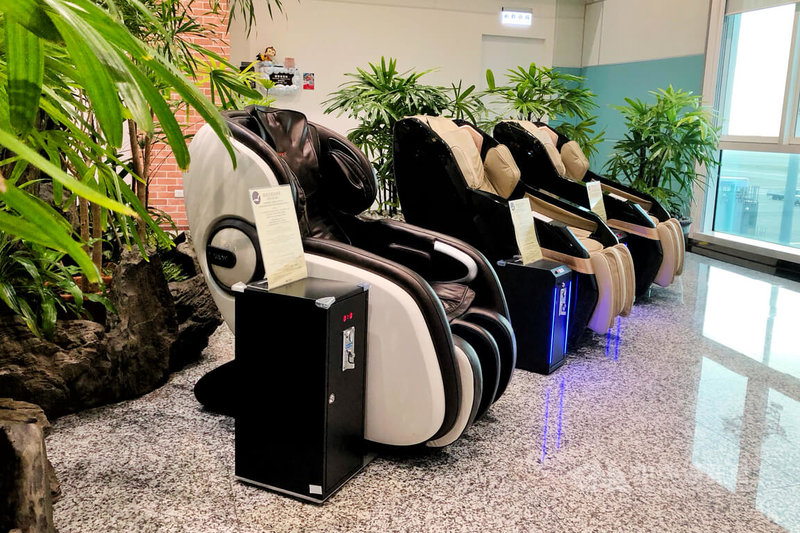 迎接農曆春節，桃園國際機場公司表示，無論是長途飛行需梳洗休息的轉機旅客，或語言溝通困難的國際旅客，桃機都提供完善貼心以及各項不打烊服務。圖為桃園機場設有按摩區。中央社記者吳睿騏桃園機場攝　115年2月14日