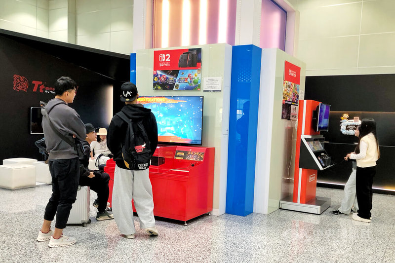 桃園國際機場公司在管制區出境層D3與知名品牌合作，設置E世代電競體驗區提供Switch試玩，現場備有多款熱門遊戲供旅客體驗。中央社記者吳睿騏桃園機場攝　115年2月14日
