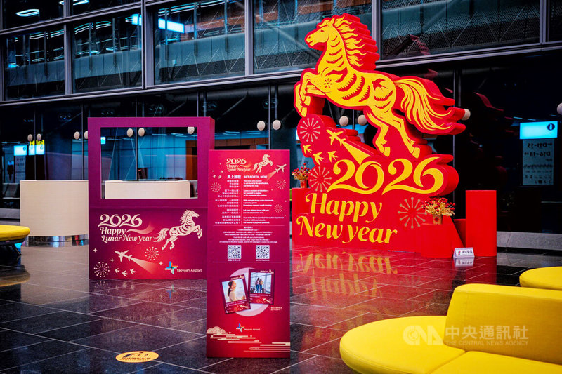 桃園國際機場公司今年以「馬上啟程」為主軸，以喜氣紅金為主色，融入煙火、航機與節慶紋樣，設置高約4公尺的馬年立體雷雕，象徵新年啟程、順利出發。中央社記者吳睿騏桃園機場攝　115年2月14日