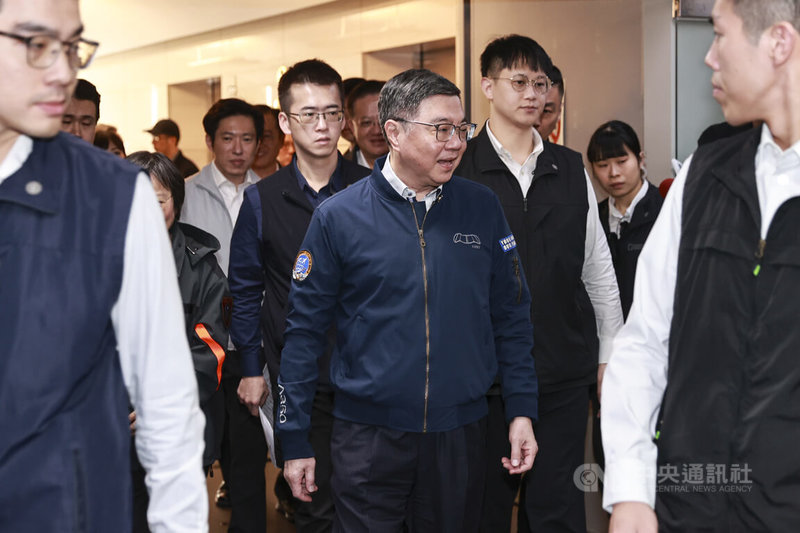 行政院長卓榮泰（中）14日上午前往內政部消防署救災救護指揮中心視察，慰勉春節期間留守值勤人員，會前簡短回應媒體提問。中央社記者鄭清元攝　115年2月14日