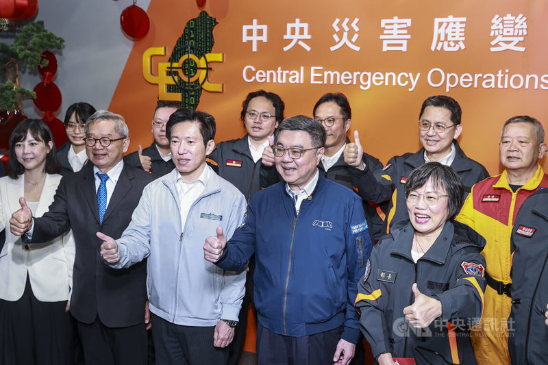 行政院長卓榮泰（前右2）與內政部長劉世芳（前右1）、行政院秘書長張惇涵（前右3）等人14日上午前往內政部消防署救災救護指揮中心，慰勉春節期間留守人員，會後一同合影肯定第一線辛勞。中央社記者鄭清元攝　115年2月14日