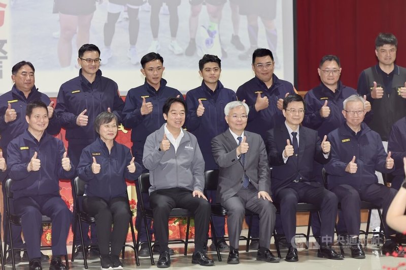 總統賴清德（前左3）14日上午在內政部長劉世芳（前排左2）、警政署長張榮興（前排右3）陪同下，到台北市警察局中正第一分局，慰勉春節期間堅守崗位的員警，並與分局同仁合影。中央社記者王飛華攝　115年2月14日