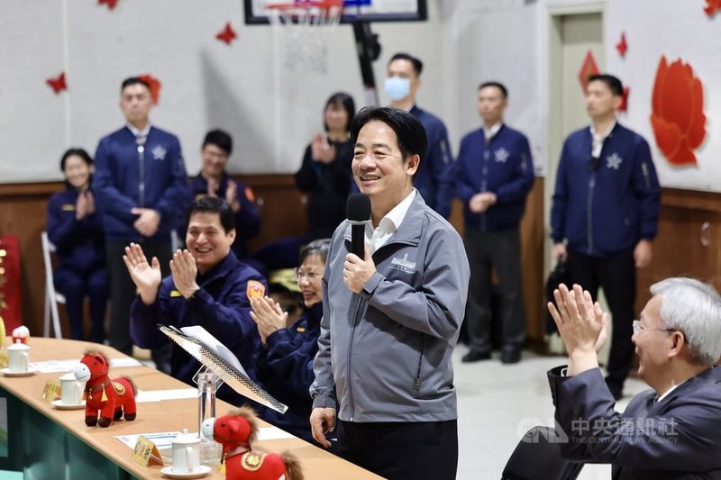 總統賴清德（中立者）14日上午赴台北市警察局中正第一分局慰勉春節值勤警察，肯定全年守護治安辛勞，並讚許結合AI強化獎勵、情資掌握與打詐，展現科技維安成效。中央社記者王飛華攝　115年2月14日