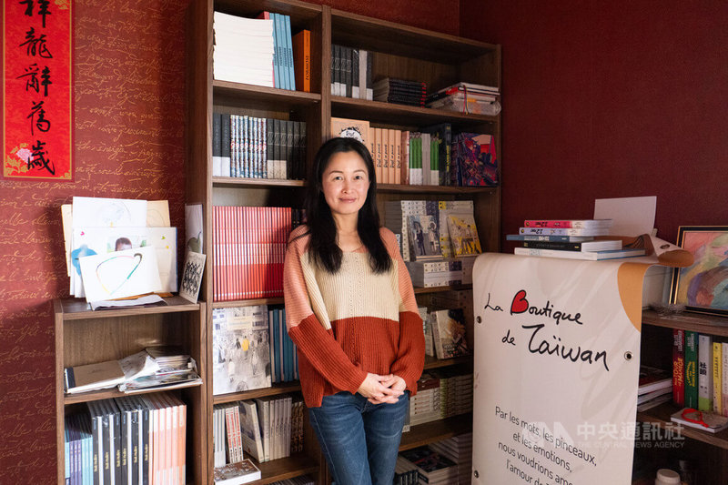 旅法台人李旻諭成立「台灣商城」（La Boutique de Taïwan）網路書店，專賣台灣漫畫法譯版，期待自己成為橋梁，讓大家知道這些作品來自台灣。中央社記者李若韻巴黎攝　115年2月14日
