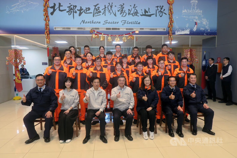 行政院長卓榮泰(前坐中)14日至海巡署艦隊分署台北港海巡基地慰勉海巡人員,並與海巡人員代表合影。中央社記者吳書緯攝 115年2月14日