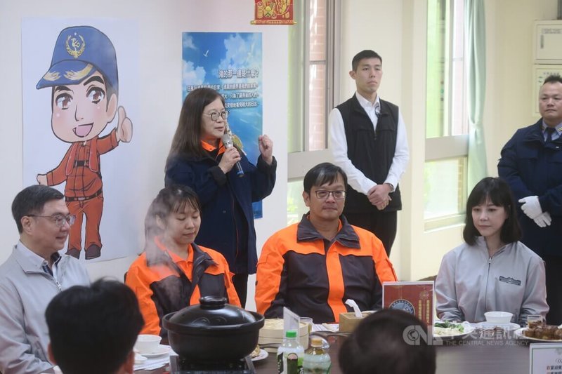 行政院長卓榮泰（前排左1）14日赴台北港海巡基地慰勉海巡人員，並與海巡人員共進午餐，海委會主委管碧玲（左立者）餐會前致詞。中央社記者吳書緯攝　115年2月14日