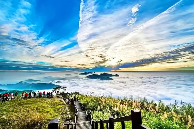 嘉義縣政府推薦春遊二延平步道，竹林、奇石與茶園交織，還有大自然最戲劇性晚霞和雲海，增添步道遊趣。（嘉縣府提供）中央社記者蔡智明傳真　115年2月14日