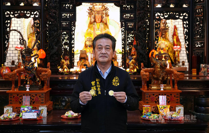 苗栗縣頭份市永貞宮農曆春節期間會舉辦系列活動，其中在大年初一（17日）上午，將發放限量2000份的平安招財金幣。圖為永貞宮副主委曾瑞求。中央社記者王揚宇攝　115年2月14日