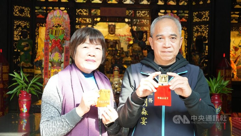 有別坊間常見的圓形錢母，位於苗栗縣竹南鎮的竹南五穀宮將於大年初一（17日）發放免費、限量1200份的方形「無事牌」。中央社記者王揚宇攝　115年2月14日
