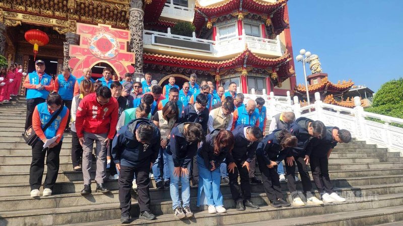 春節連假首日，高雄市長陳其邁（2排左5）14日起展開一連串走春參香行程，他除祈求國家繁榮，也率市府團隊向民眾鞠躬，感謝高雄市民的支持，祝福大家馬上幸福。中央社記者洪學廣攝　115年2月14日