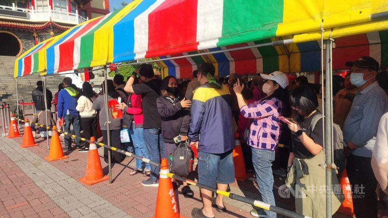 春節連假首日，高雄市長陳其邁14日上午起展開一連串走春參香行程，走訪鳳山區五甲龍成宮，現場發送開運小紅包，民眾大排長龍領取。中央社記者洪學廣攝　115年2月14日