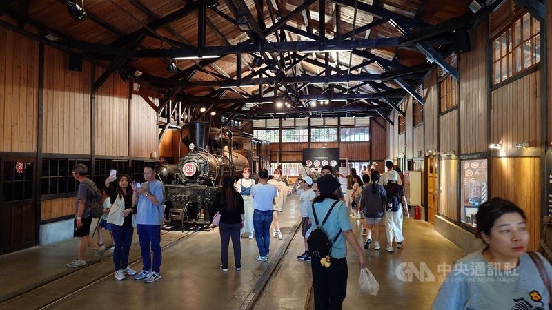 嘉義縣政府推薦春遊奮起湖杉林棧道,而奮起湖林鐵車庫(圖)、老街與便當等也各有特色。中央社記者蔡智明攝 115年2月14日