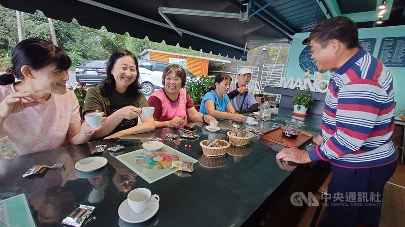 嘉義縣梅山鄉龍眼村民曾裕謙（右）夫婦經營咖啡、茗茶莊園，以自種咖啡與高山茶款待遊客。中央社記者蔡智明攝　115年2月14日