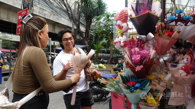 鮮花仍是菲律賓人歡度西洋情人節的主流禮物。圖為馬尼拉市街頭的賣花攤。中央社記者林行健馬尼拉攝　115年2月14日