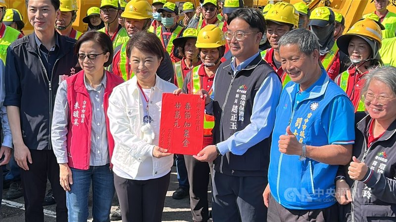 台中市長盧秀燕（左3）14日上午在國民黨立委廖偉翔（左1）等人陪同下，前往南屯區清潔隊慰問清潔隊員，同時致贈春節加菜金。中央社記者吳哲豪台中攝　115年2月14日