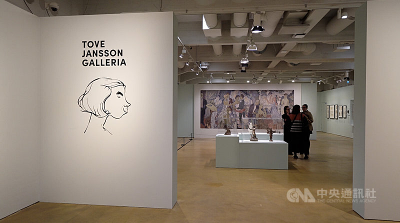 展覽入口處,後方可見本次展覽的核心作品-朵貝.楊笙的巨幅濕壁畫。中央社記者巫祈麟赫爾辛基攝 115年2月14日