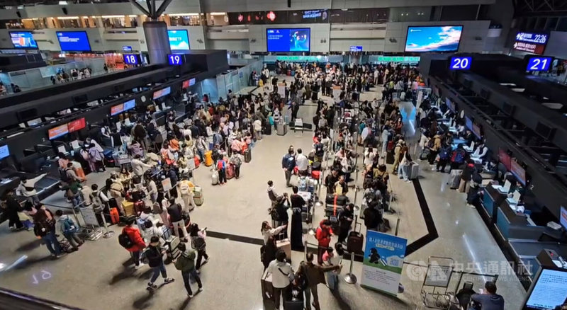 春節9天連假首日，桃園國際機場14日湧現大批要出國的旅客、報到櫃檯大排長龍。中央社記者葉臻攝　115年2月14日