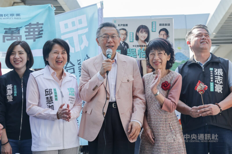 台灣民眾黨14日上午在台北市圓山捷運站外發送春聯，創黨主席柯文哲（中）出席活動，向民眾拜年。中央社記者裴禛攝　115年2月14日