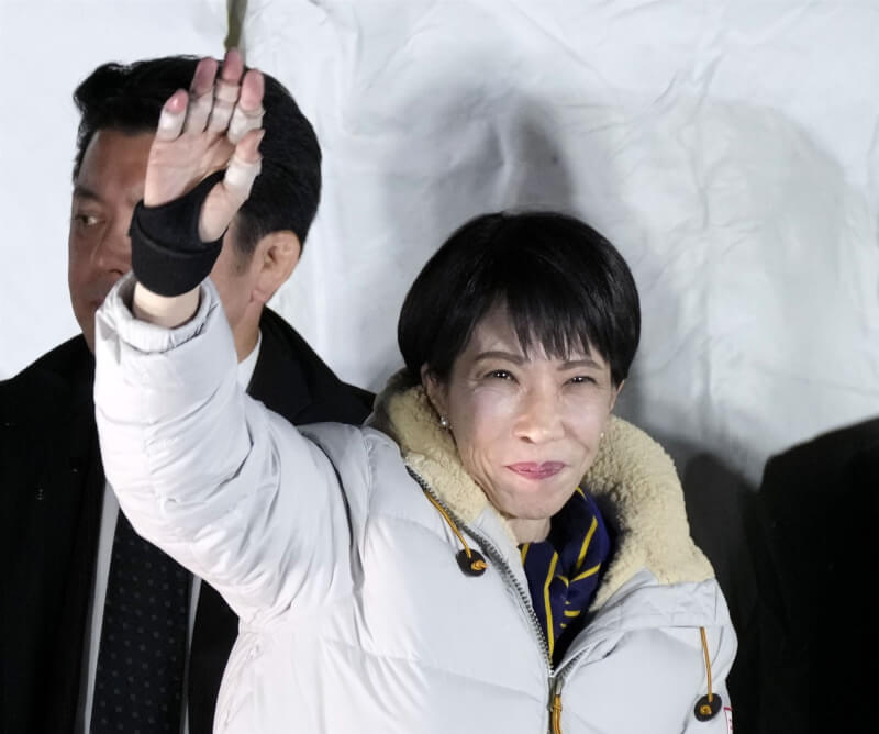 日本首相高市早苗7日在眾議院選舉投票前一天出席造勢活動，右手戴著護具。（共同社）