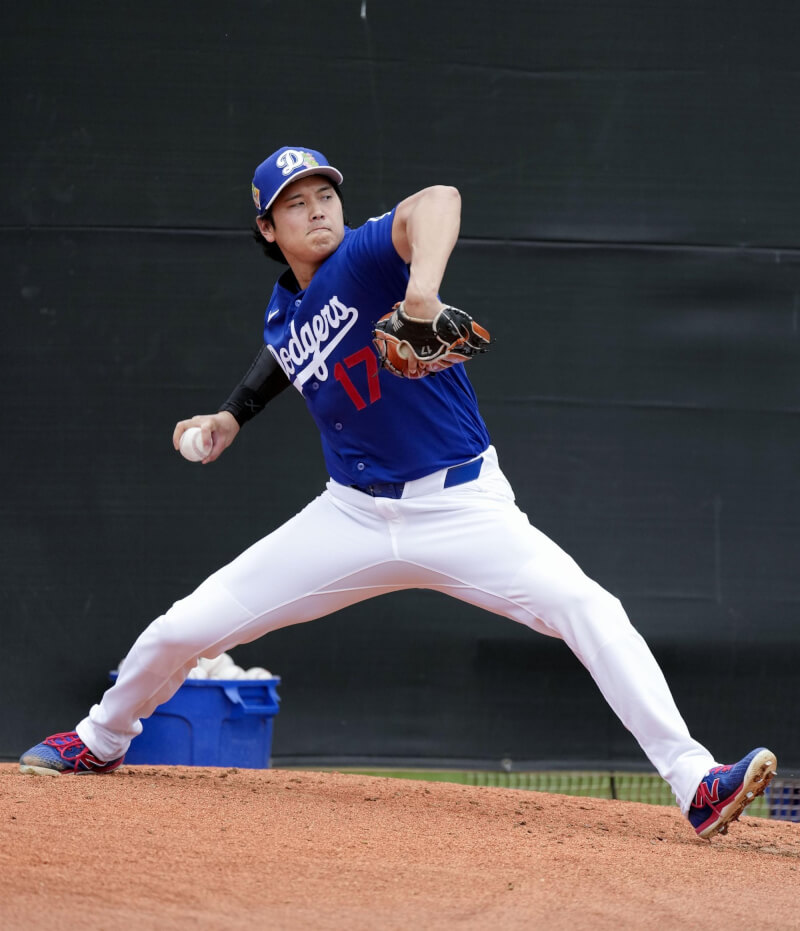 大谷翔平春訓首日投出27球。（共同社）