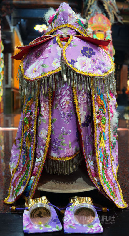 苗栗縣頭份市永貞宮將於大年初一（17日）上午發放限量2000份的平安招財金幣，今年亮點之一，就屬裝著金幣的外袋有別於傳統紅色，而是改採與媽祖聖袍同色調的「粉紫色」客家花布袋。中央社記者王揚宇攝　115年2月14日