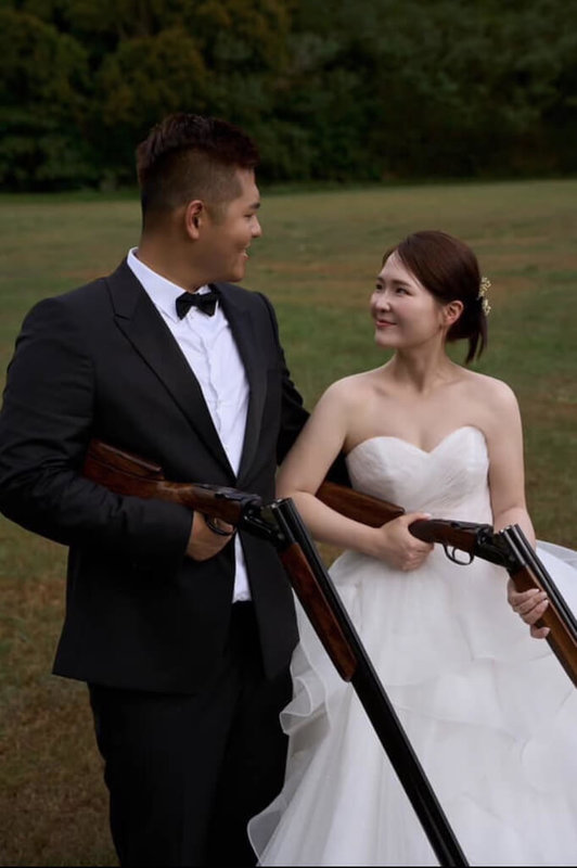 3度代表台灣參加奧運的射擊不定向飛靶國手楊昆弼（左），在2025年低調完婚，娶回韓國籍美嬌娘「金小姐」。（楊昆弼提供）中央社記者黎建忠傳真　115年2月14日