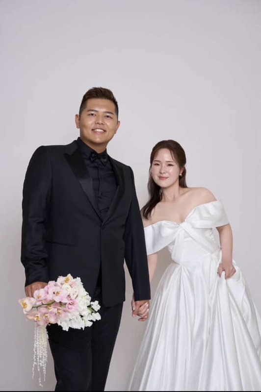 征戰多屆奧運的台灣男子不定向飛靶好手楊昆弼（左）跨國戀情歷經近4年修成正果，2025年與韓國飛靶選手「金小姐」低調完婚。（楊昆弼提供）中央社記者黎建忠傳真　115年2月14日