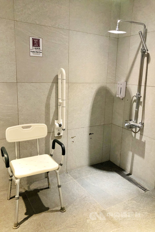 桃園國際機場公司在第一航廈管制區出境層4樓環亞機場貴賓室旁，規劃24小時免費機場體驗區，提供長桌區、個人沙發區、長型沙發區、免費USB插座及哺集乳室，以及免費淋浴室。中央社記者吳睿騏桃園機場攝　115年2月14日