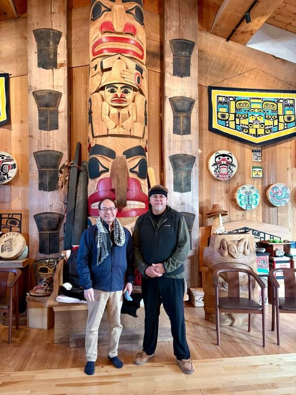 海達原民圖騰柱雕刻藝術家懷特（右）向駐加拿大代表曾厚仁介紹其作品並合影留念。（駐加拿大代表處提供）中央社記者程愛芬溫哥華傳真　115年2月14日