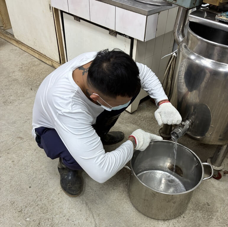 台中監獄研發年節伴手禮，「草木皆芬禮盒」核心成分茶樹精油從栽種、採收到蒸餾，全由收容人親手完成。（台中監獄提供）中央社記者劉世怡傳真　115年2月14日