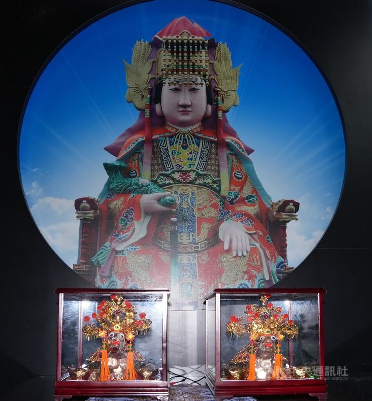 位於苗栗縣竹南鎮的后厝龍鳳宮將舉辦迎春系列活動，由200多年歷史的乞龜祈福活動打頭陣；大年初一（2月17日）起，民眾擲筊擲出聖筊後，可奉請各種幣值所做的金錢龜作為錢母。圖前排為金錢龜。中央社記者王揚宇攝　115年2月14日