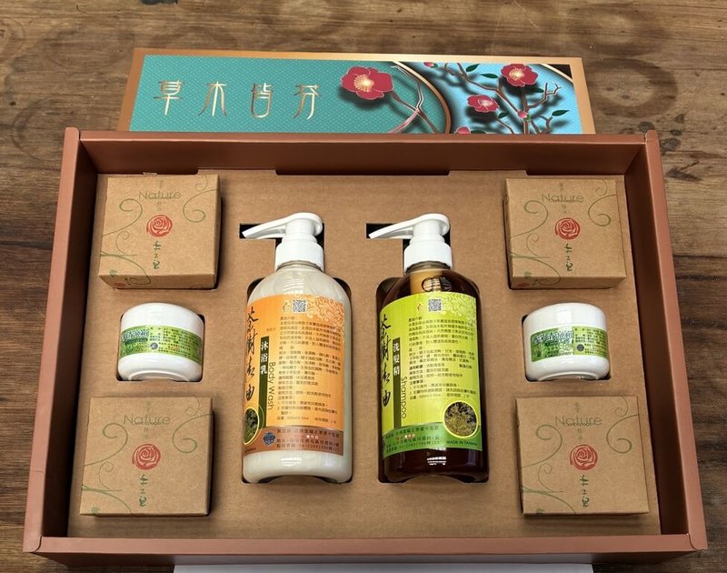 台中監獄研發年節伴手禮，「草木皆芬」茶樹精油沐浴乳禮盒採用無患子果實熬煮萃取成天然清潔劑，再加入由收容人親手栽種並蒸餾的茶樹精油，推出後廣受好評。（台中監獄提供）中央社記者劉世怡傳真　115年2月14日