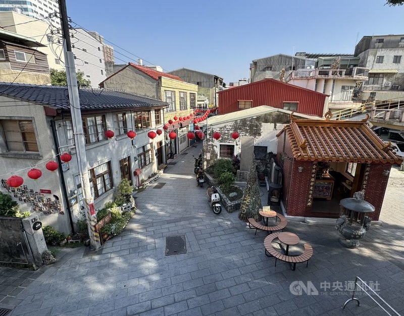 台南市中西區信義街舊名「老古石街」，石板街道從國定古蹟「兌悅門」向前延伸，兩旁特色小店和宮廟點綴其中。中央社記者張榮祥攝　115年2月14日