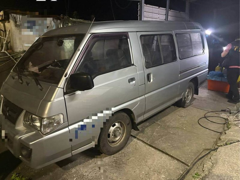 宜蘭市黎明路一棟民宅14日發生包裹爆炸案,造成2人受傷。警方根據線索,逮捕1名吳姓嫌犯,查扣犯案車輛,15日訊後將依殺人未遂等罪嫌,移送宜蘭地方檢察署偵辦。(警方提供)中央社記者沈如峰傳真 115年2月15日