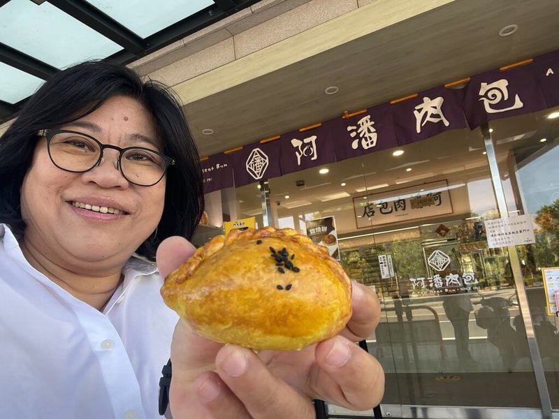 民進黨立委王美惠總是騎著機車在嘉義市區穿梭跑行程，其中「阿潘肉包」麵攤的陽春麵，是她兒時記憶的好味道，二代接手後推出的咖哩餃，更是她的最愛。（王美惠辦公室提供）中央社記者陳俊華傳真　115年2月15日