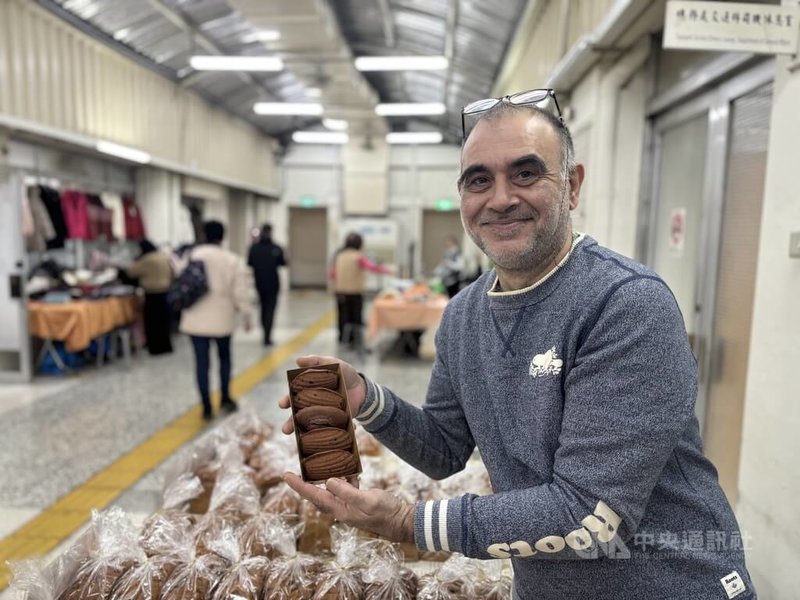 法式甜點飄香公部門　法籍女婿顏羅傑傳承母親好味道來自南法的顏羅傑從量販店店長工作退休後，改成經營烘焙坊，傳承法國母親的甜點手藝，並且不定時來立法院小吃部外擺攤，販售檸檬塔、瑪德蓮及各式吐司。中央社記者郭建伸攝　115年2月15日