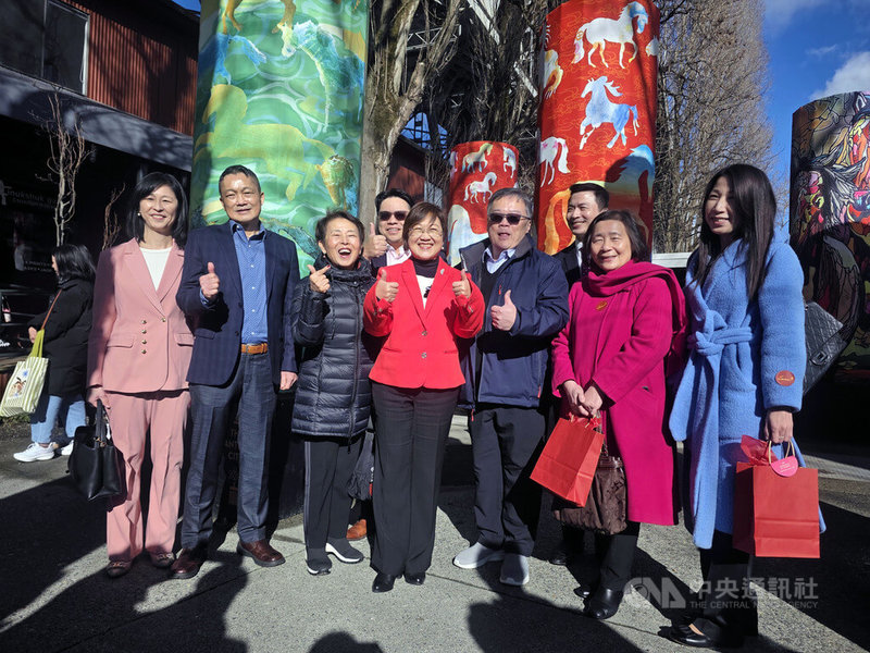 僑務委員會委員長徐佳青（中）出席溫哥華新年藝術節開幕，喜見台灣藝術家在溫哥華展現台灣韌性和創意。中央社記者程愛芬溫哥華攝　115年2月15日