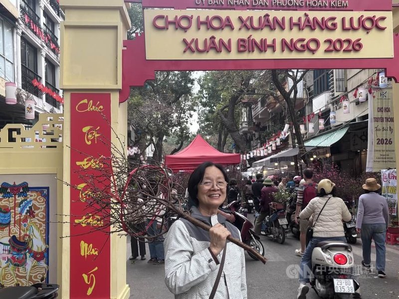 河內老街區的Hàng Lược花卉市集15日一早就湧進了機車與行人，許多民眾高舉剛買來的戰利品桃樹枝，準備帶回家妝點。中央社記者曾婷瑄河內攝　115年2月15日