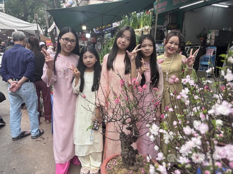 不少河內市民藉著百花齊放之時，穿著奧黛到花市拍照。他們向記者表示，平常沒有買花的習慣，但新的一年買鮮花盆栽能帶來好運，必須要買。中央社記者曾婷瑄河內攝　115年2月15日