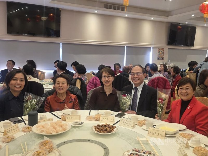 溫哥華僑界新春活動適逢情人節，（右起）僑委會委員長徐佳青、駐加拿大代表曾厚仁和夫人呂玉玲、行政院顧問張理瑲、駐溫哥華辦事處處長劉立欣也祝福僑胞天天甜蜜。中央社記者程愛芬溫哥華攝　115年2月15日