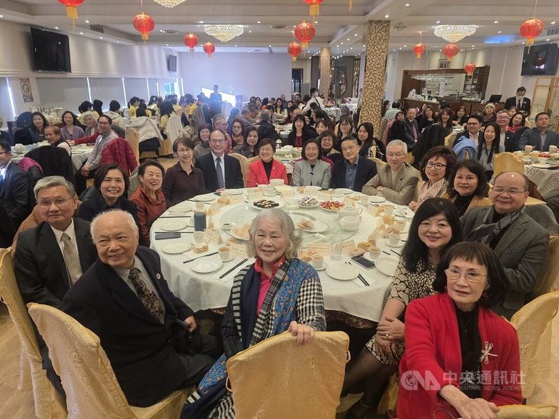 僑務委員會委員長徐佳青在溫哥華與150名僑胞共慶馬年，盛讚僑胞出錢出力，讓僑委會產值驚人。中央社記者程愛芬溫哥華攝　115年2月15日