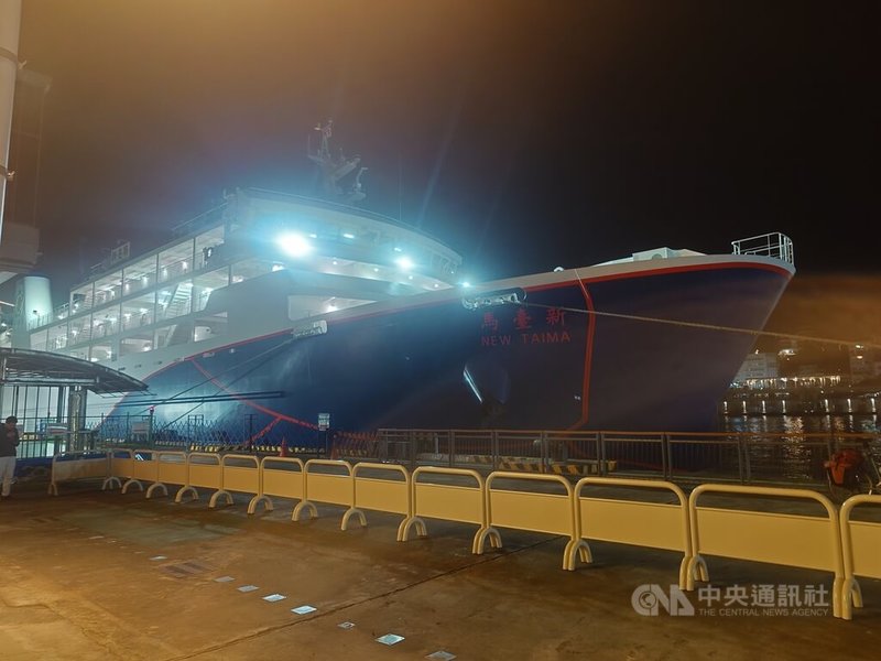 受濃霧影響，馬祖南竿、北竿機場15日全日暫停起降。配合疏運旅客，交通船「新台馬輪」南竿往基隆航班延後至同日中午12時5分開航，並於傍晚6時15分抵達基隆港。中央社記者潘欣彤攝　115年2月15日